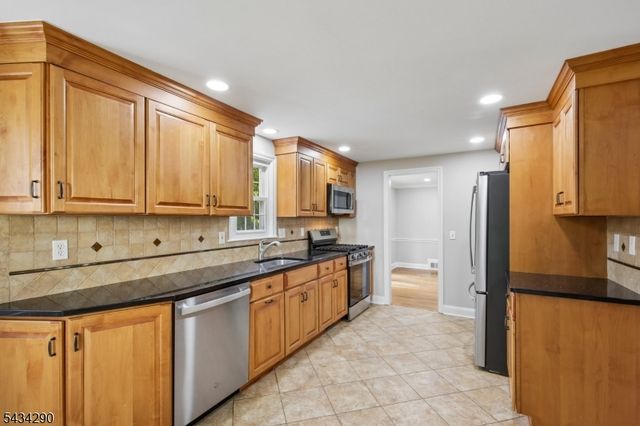 39 Shadylawn Dr, Madison Boro, NJ 07940