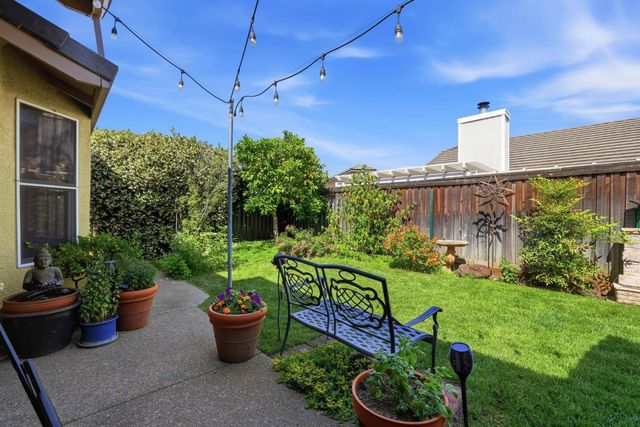 319 Fuller Ln, Lincoln, CA 95648