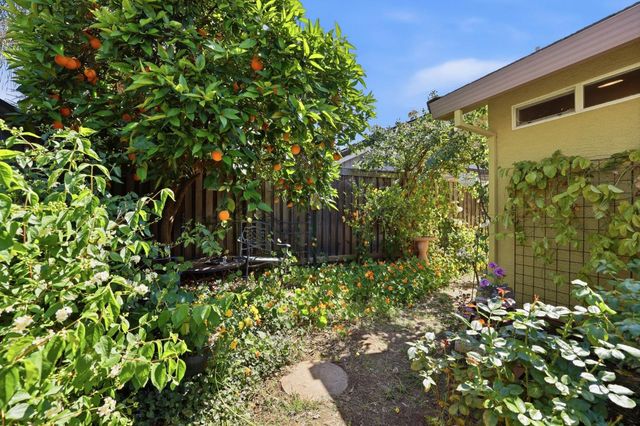319 Fuller Ln, Lincoln, CA 95648
