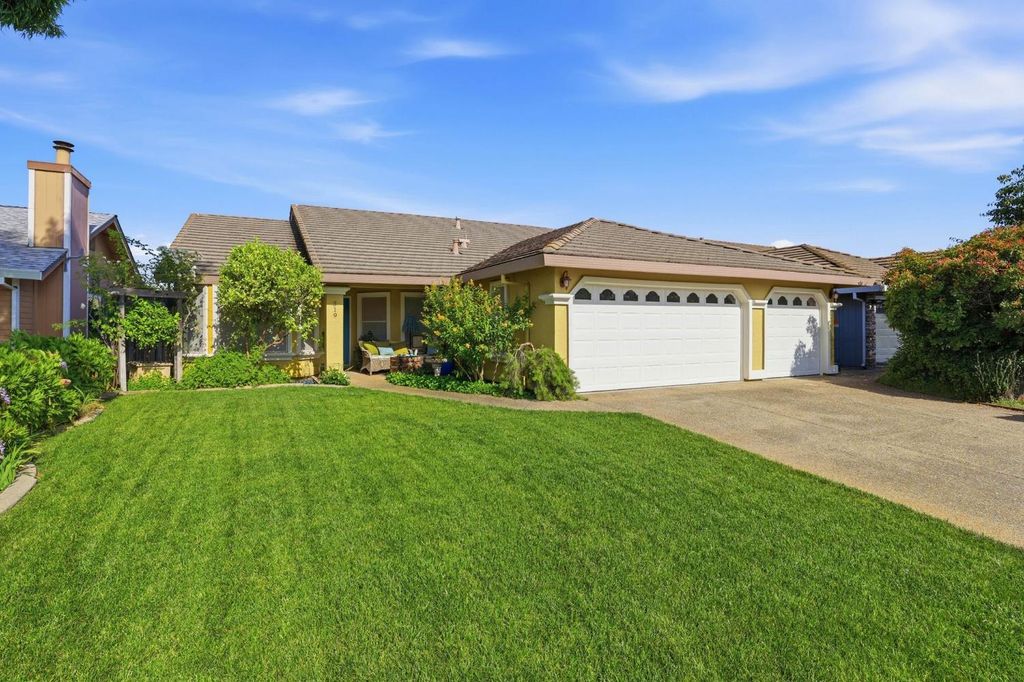 319 Fuller Ln, Lincoln, CA 95648