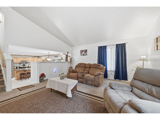 6842 JESSICA Dr, Springfield, OR 97478