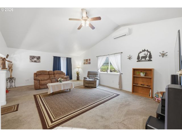 6842 JESSICA Dr, Springfield, OR 97478