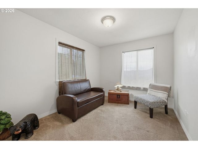 6842 JESSICA Dr, Springfield, OR 97478