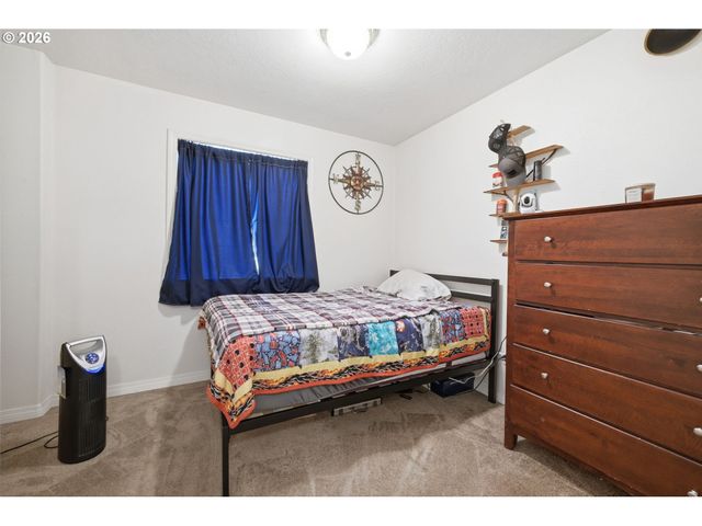 6842 JESSICA Dr, Springfield, OR 97478