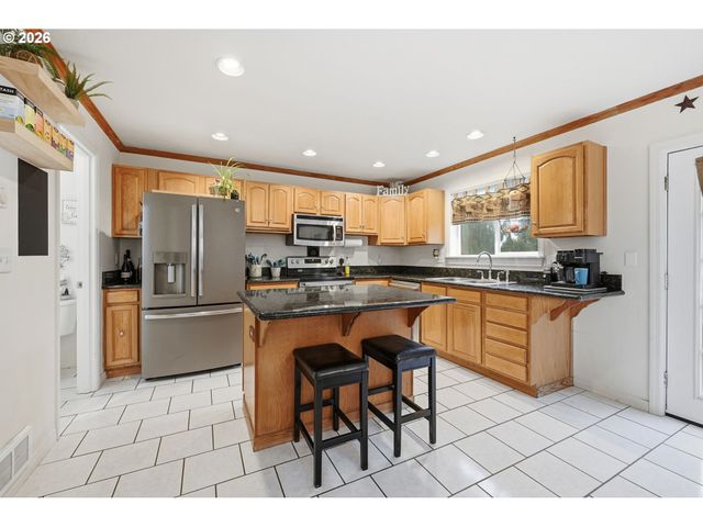 6842 JESSICA Dr, Springfield, OR 97478