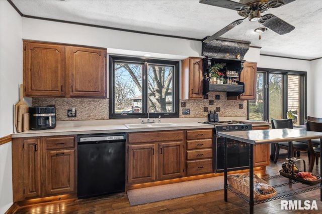 9 OAKWOOD Drive, Springfield, IL 62711