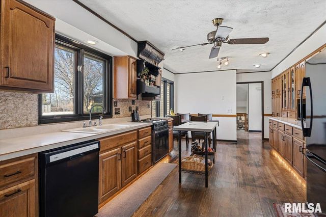 9 OAKWOOD Drive, Springfield, IL 62711