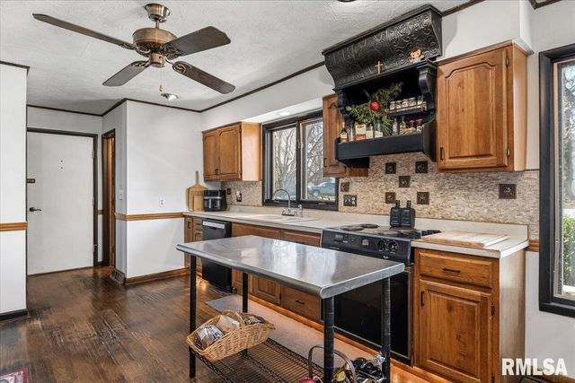 9 OAKWOOD Drive, Springfield, IL 62711