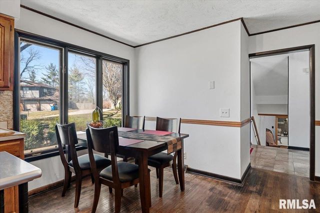 9 OAKWOOD Drive, Springfield, IL 62711