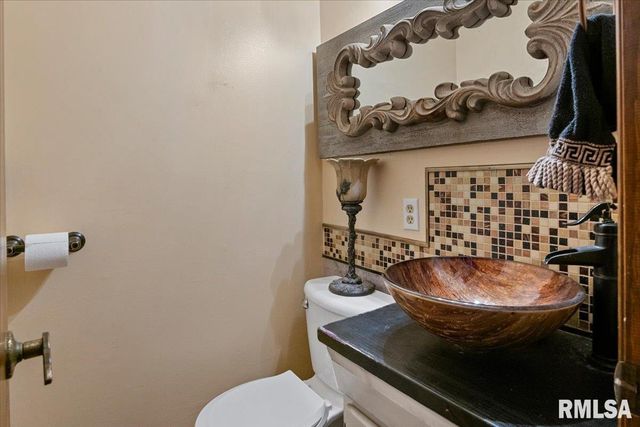 9 OAKWOOD Drive, Springfield, IL 62711