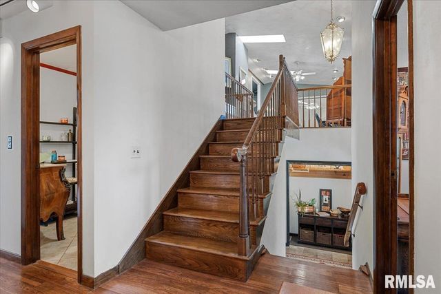 9 OAKWOOD Drive, Springfield, IL 62711