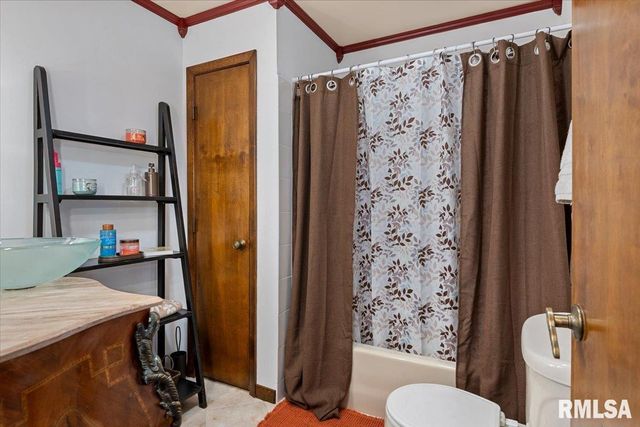 9 OAKWOOD Drive, Springfield, IL 62711