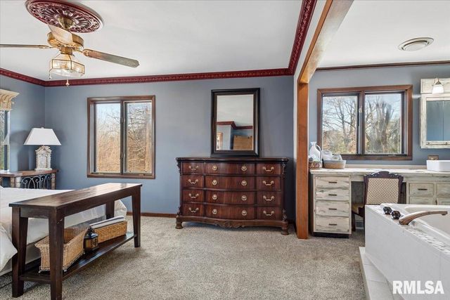 9 OAKWOOD Drive, Springfield, IL 62711