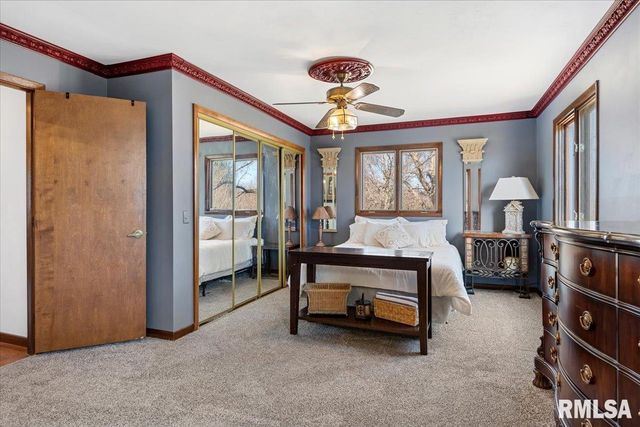 9 OAKWOOD Drive, Springfield, IL 62711