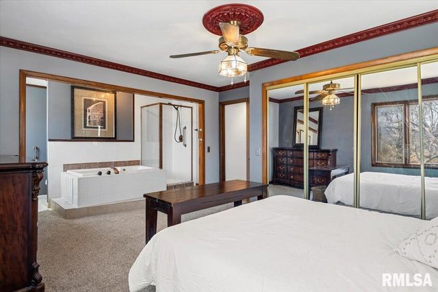 9 OAKWOOD Drive, Springfield, IL 62711