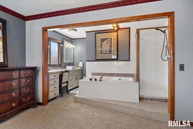 9 OAKWOOD Drive, Springfield, IL 62711