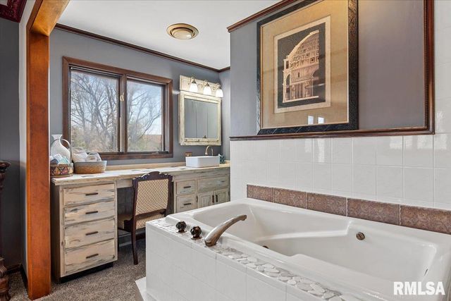 9 OAKWOOD Drive, Springfield, IL 62711