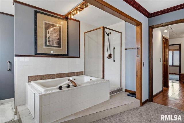 9 OAKWOOD Drive, Springfield, IL 62711