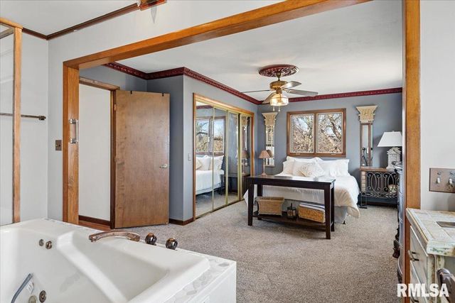 9 OAKWOOD Drive, Springfield, IL 62711