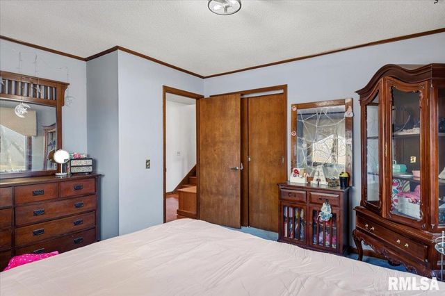 9 OAKWOOD Drive, Springfield, IL 62711