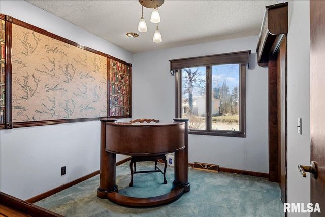 9 OAKWOOD Drive, Springfield, IL 62711