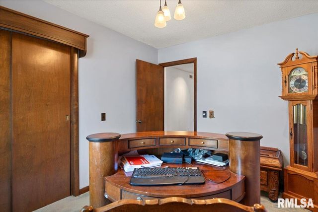 9 OAKWOOD Drive, Springfield, IL 62711