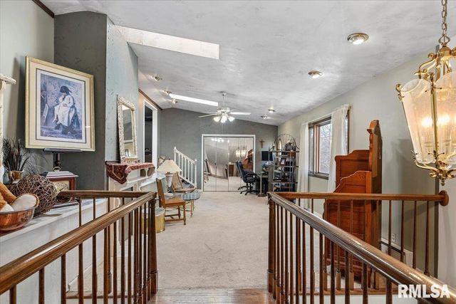 9 OAKWOOD Drive, Springfield, IL 62711