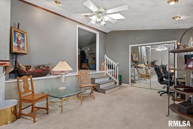 9 OAKWOOD Drive, Springfield, IL 62711