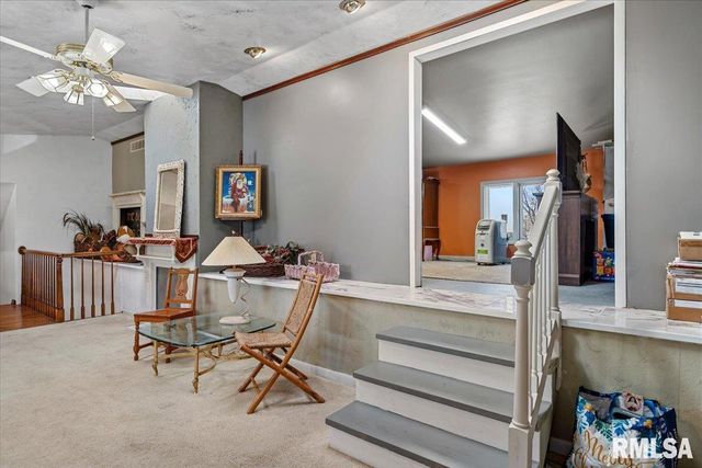 9 OAKWOOD Drive, Springfield, IL 62711