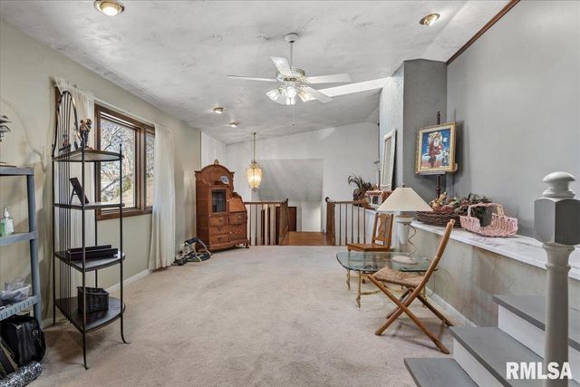 9 OAKWOOD Drive, Springfield, IL 62711