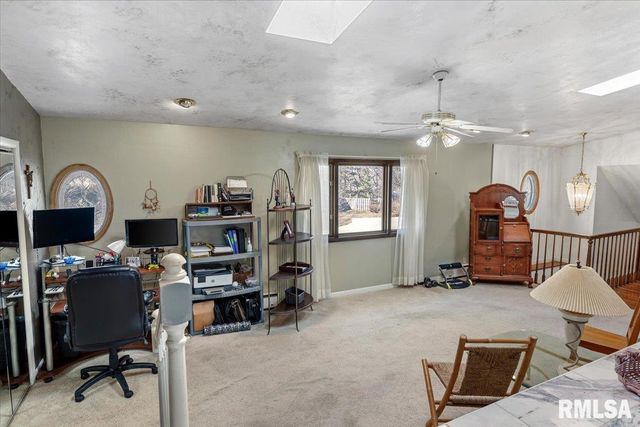 9 OAKWOOD Drive, Springfield, IL 62711