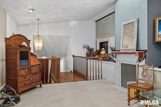 9 OAKWOOD Drive, Springfield, IL 62711