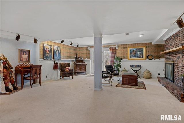 9 OAKWOOD Drive, Springfield, IL 62711