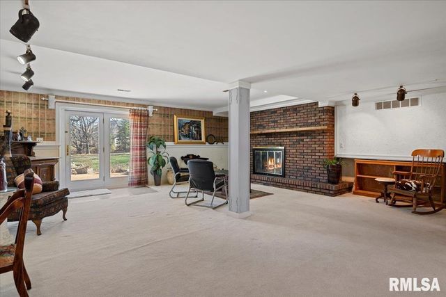 9 OAKWOOD Drive, Springfield, IL 62711