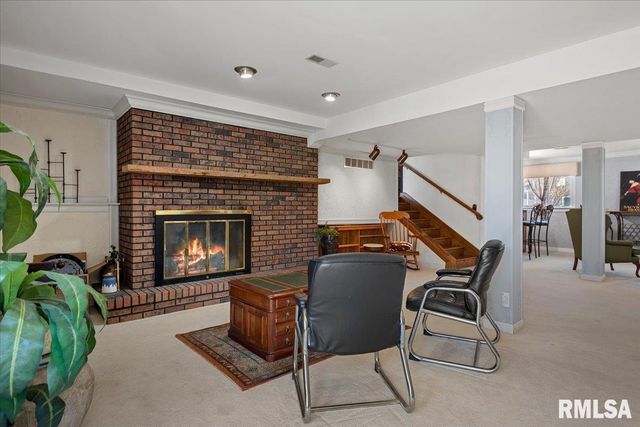 9 OAKWOOD Drive, Springfield, IL 62711