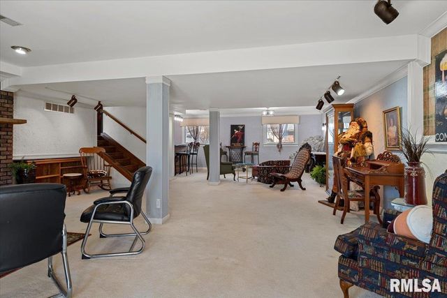 9 OAKWOOD Drive, Springfield, IL 62711