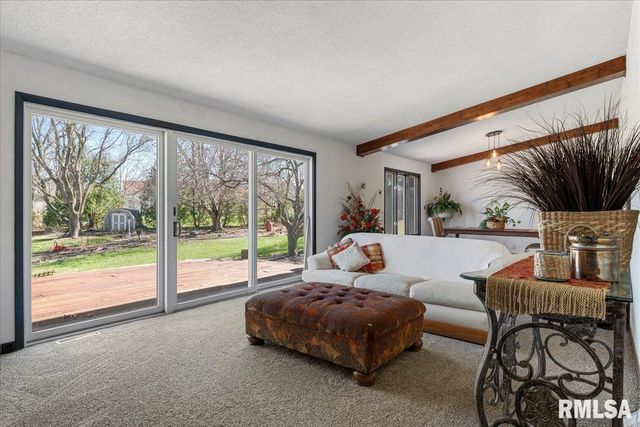 9 OAKWOOD Drive, Springfield, IL 62711