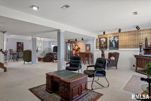 9 OAKWOOD Drive, Springfield, IL 62711