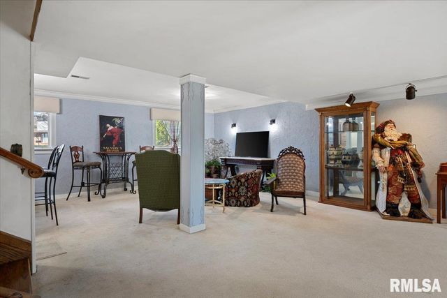 9 OAKWOOD Drive, Springfield, IL 62711