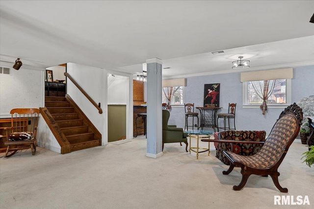 9 OAKWOOD Drive, Springfield, IL 62711