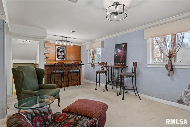 9 OAKWOOD Drive, Springfield, IL 62711