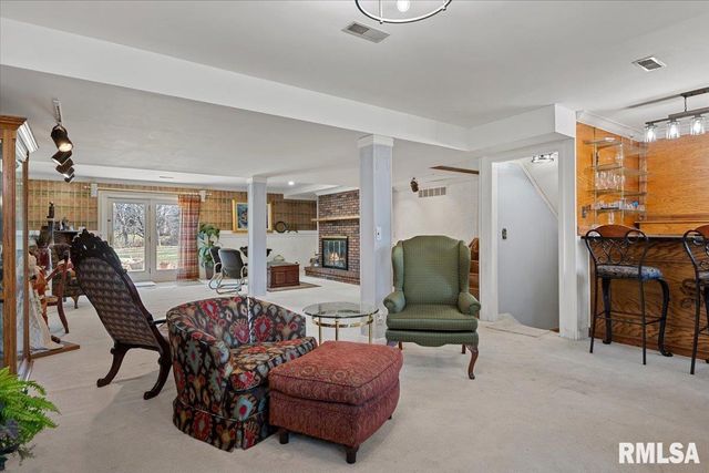 9 OAKWOOD Drive, Springfield, IL 62711