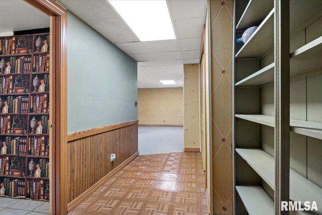 9 OAKWOOD Drive, Springfield, IL 62711