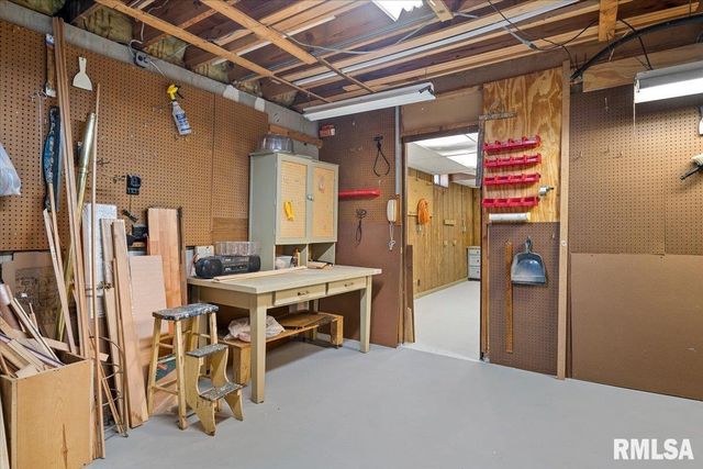 9 OAKWOOD Drive, Springfield, IL 62711