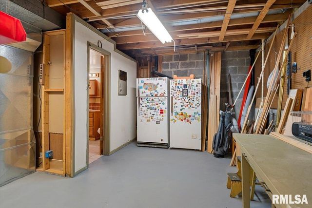 9 OAKWOOD Drive, Springfield, IL 62711