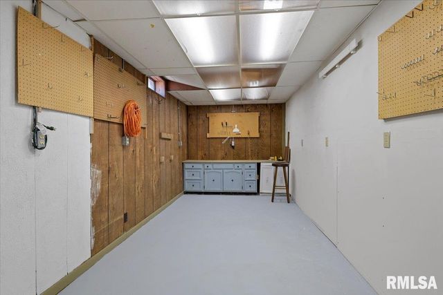 9 OAKWOOD Drive, Springfield, IL 62711