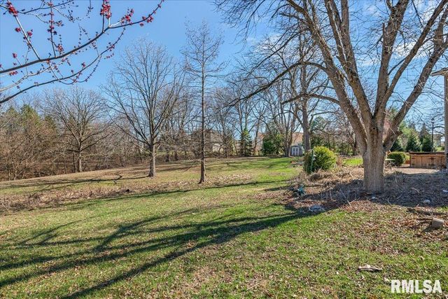 9 OAKWOOD Drive, Springfield, IL 62711