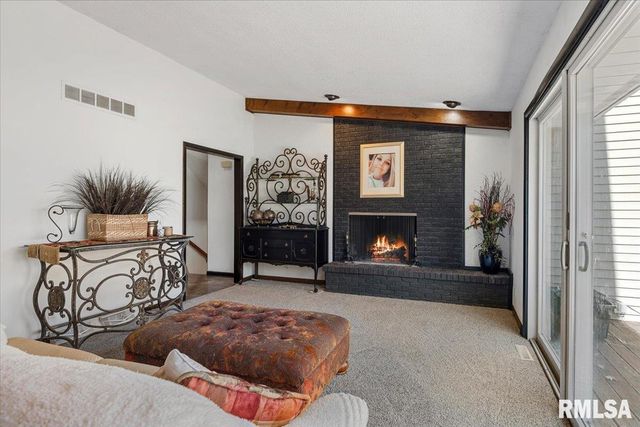 9 OAKWOOD Drive, Springfield, IL 62711