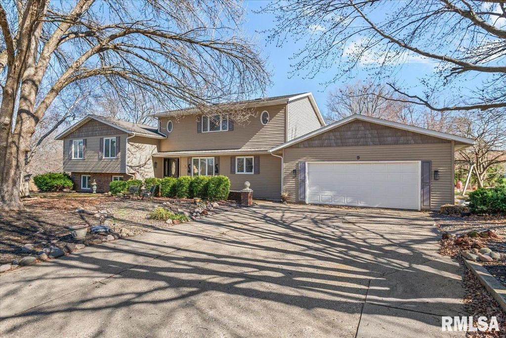 9 OAKWOOD Drive, Springfield, IL 62711