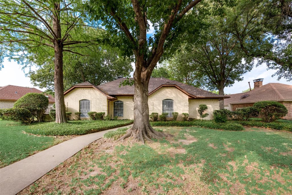 2105 Pleasant Drive, Ennis, TX 75119